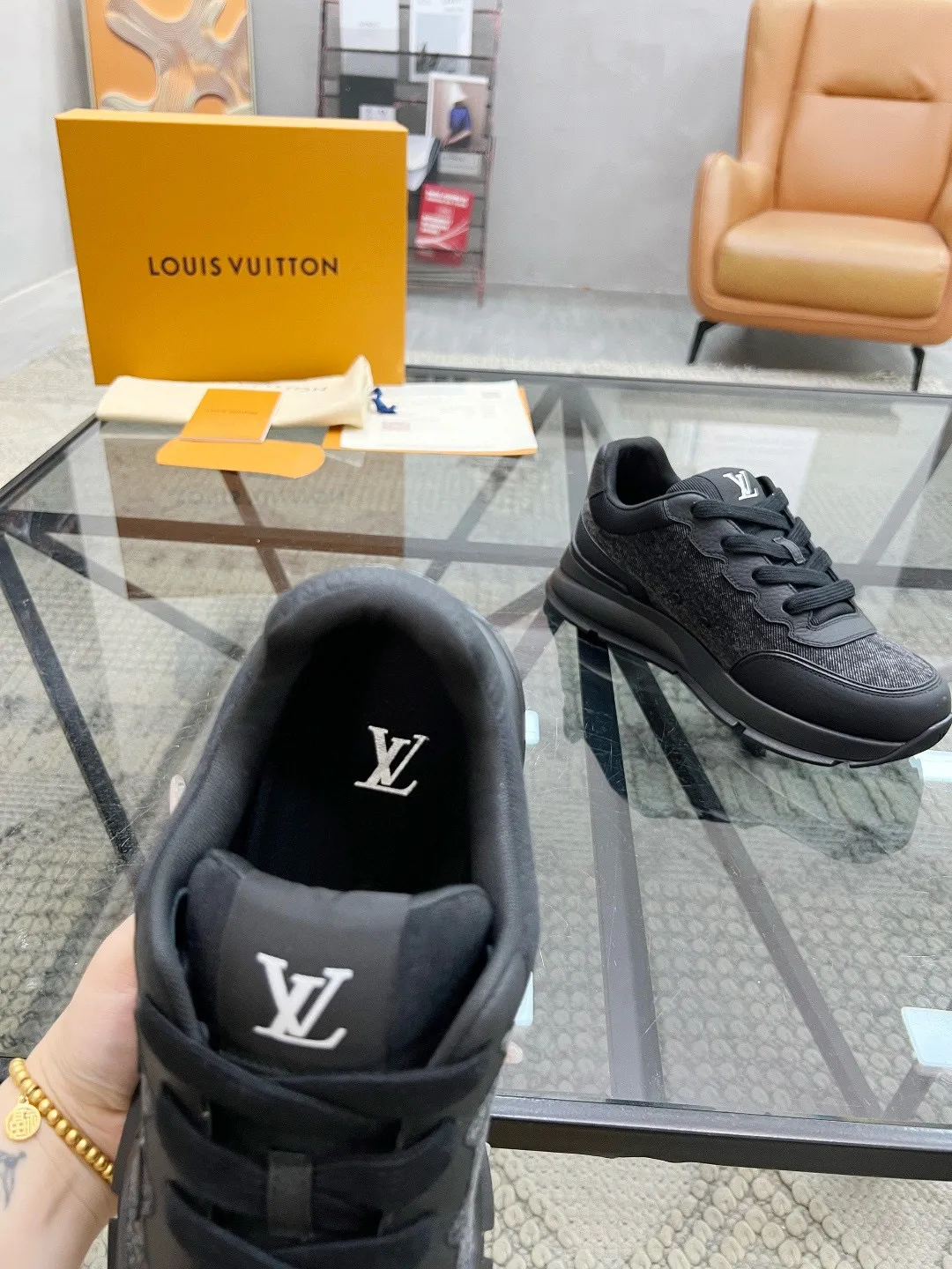 Factory price: 460💰LV🔍Top purchasing agent🇮🇹 Road The popular sports sneakers counter of the popular street man is synchronized with the uppers of Italian cowhide and cloth fabrics, high-quality splicing and complex craftsmanship, imported breathable mesh inner pads, soles: original soles specially provided by the original factory, T men's men's shoes 💰U exclusive movable molded soles are super comfortable, original factory single goods, 🔍🔍high quality, you can enter and exit the counter at will, welcome to compare. Code number 38-44, (45 customized)